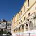 oltre che una struttura giallognola composta da una fila di grandi arcate. E questa la parte laterale dellex convento di SantAntonio, eretto nel 1617 e diventato caserma nel 1866 dopo la soppressione degli ordini religiosi. Ora la struttura  di propriet comunale e presenta molti locali inutilizzati